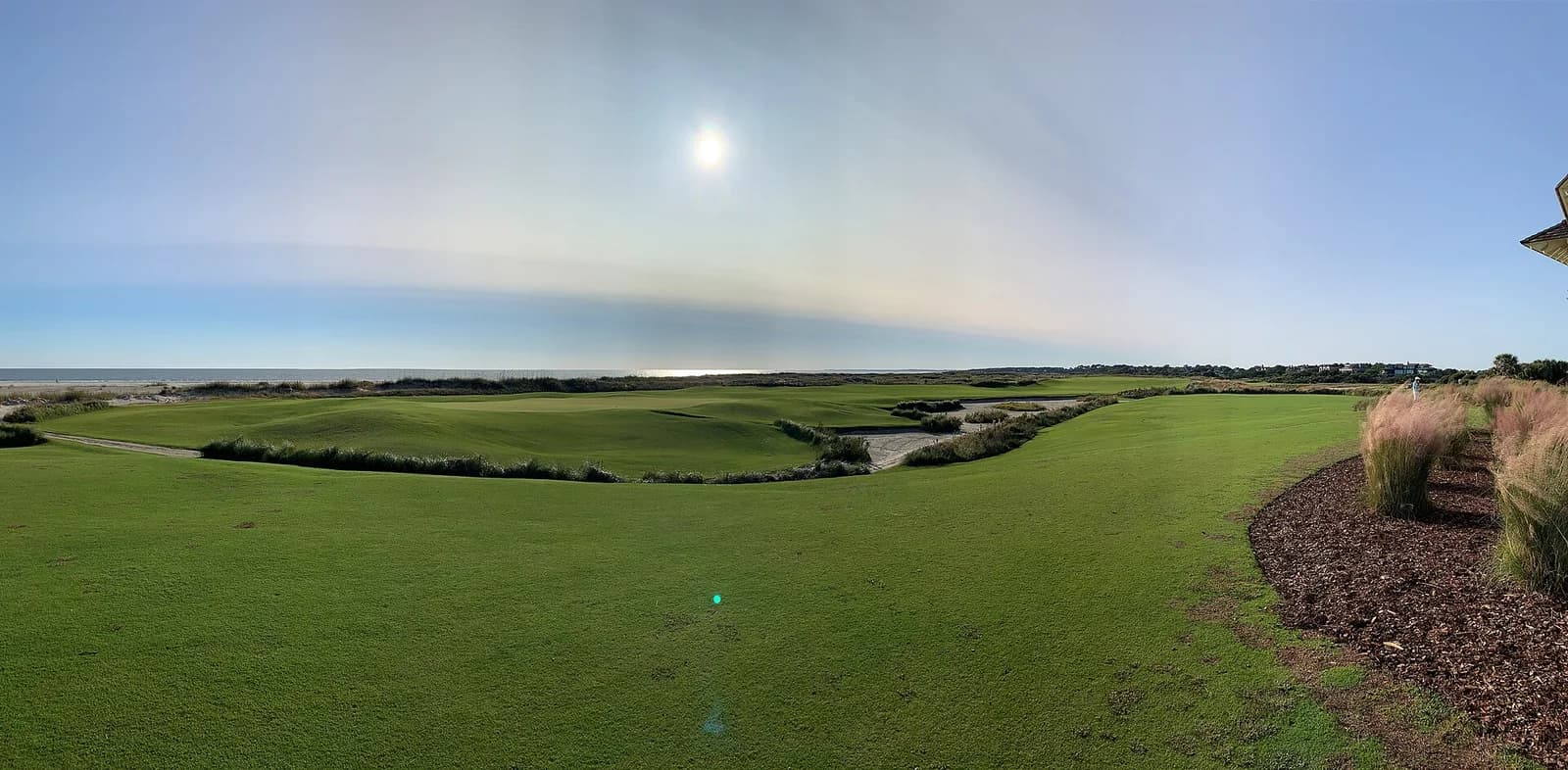 The eighteenth green of the Ocean Course at Kiawah Island beside the Atlantic