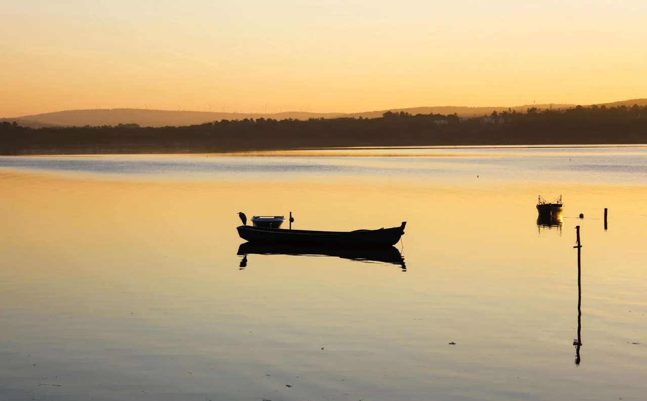 Sunset at Óbidos Lagoon; representative setting, not a photograph of the named golf course