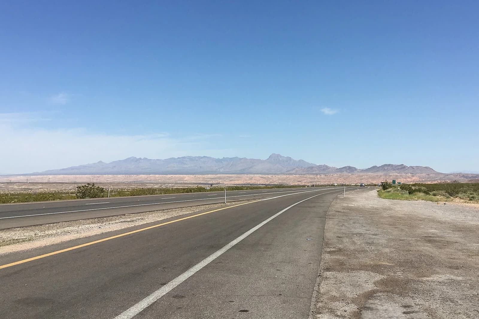 Desert landscape on the road toward Mesquite, Nevada; representative setting, not a photograph of the named golf course