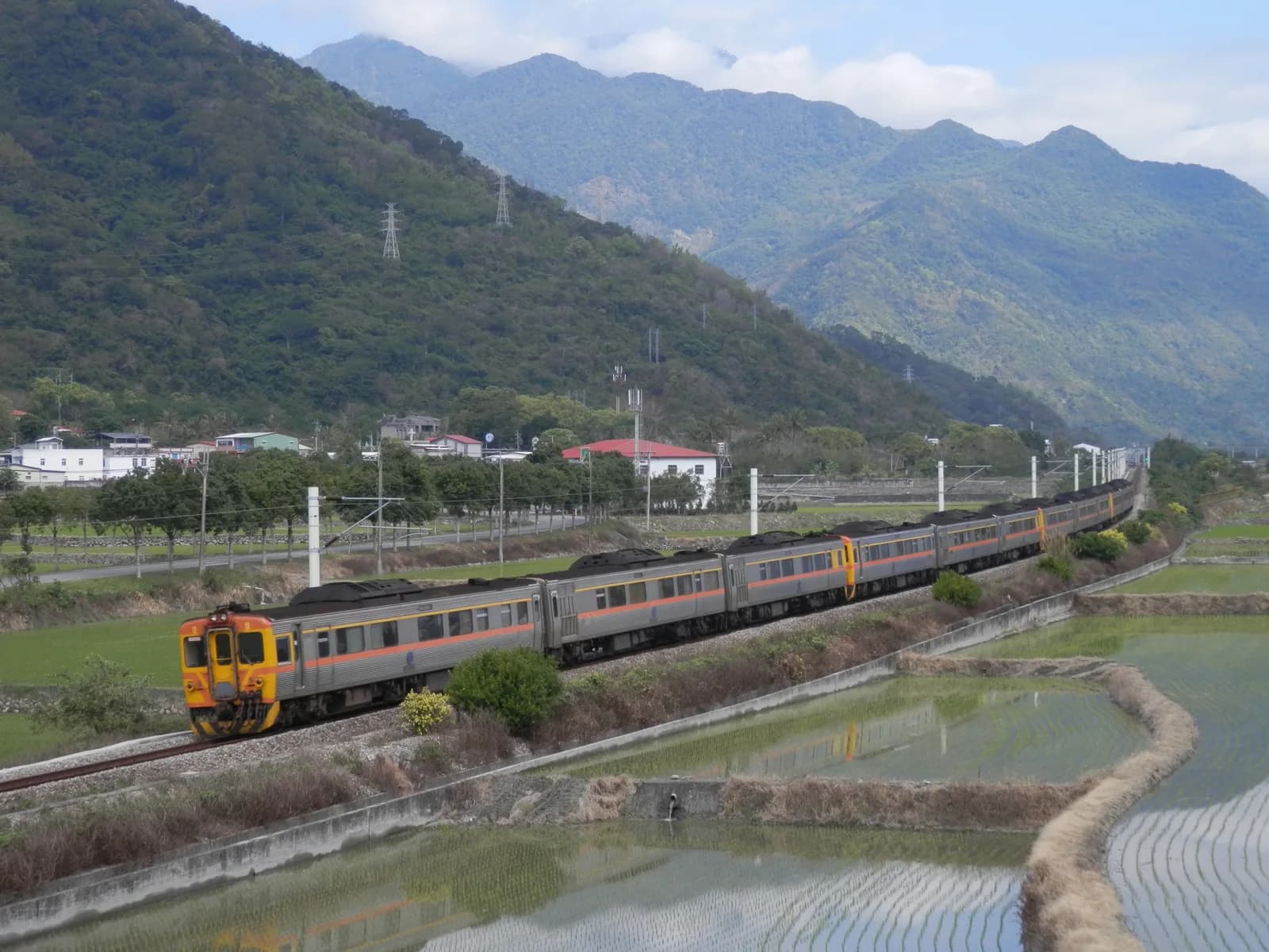 A Taiwan Railways train on the Taitung Line near Guanshan