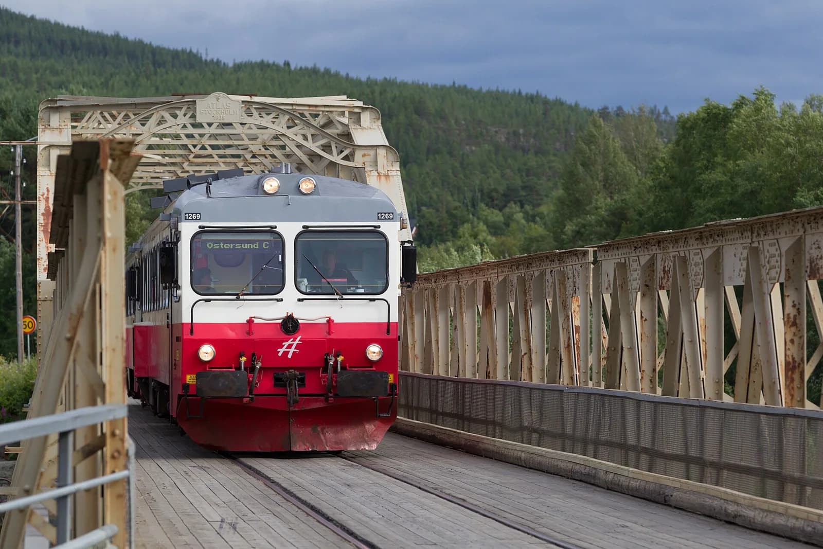 An Inlandsbanan railcar crossing the combined railway and road bridge at Sveg